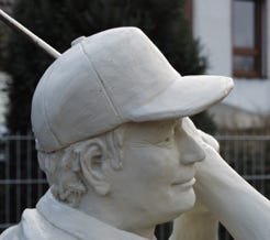 Betonskulpturen – Golfer