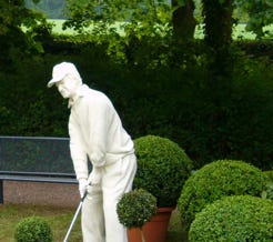 Betonskulpturen – Golfer