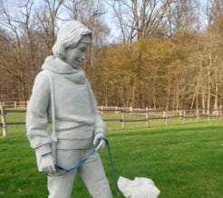 Betonskulpturen mit Hund
